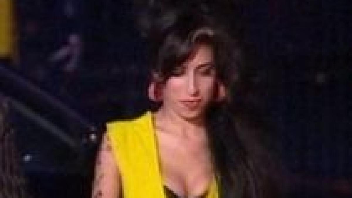 Amy Winehouse, din nou în sala de judecată. Cântăreaţa este acuzată că a lovit un fan cu pumnul în faţă