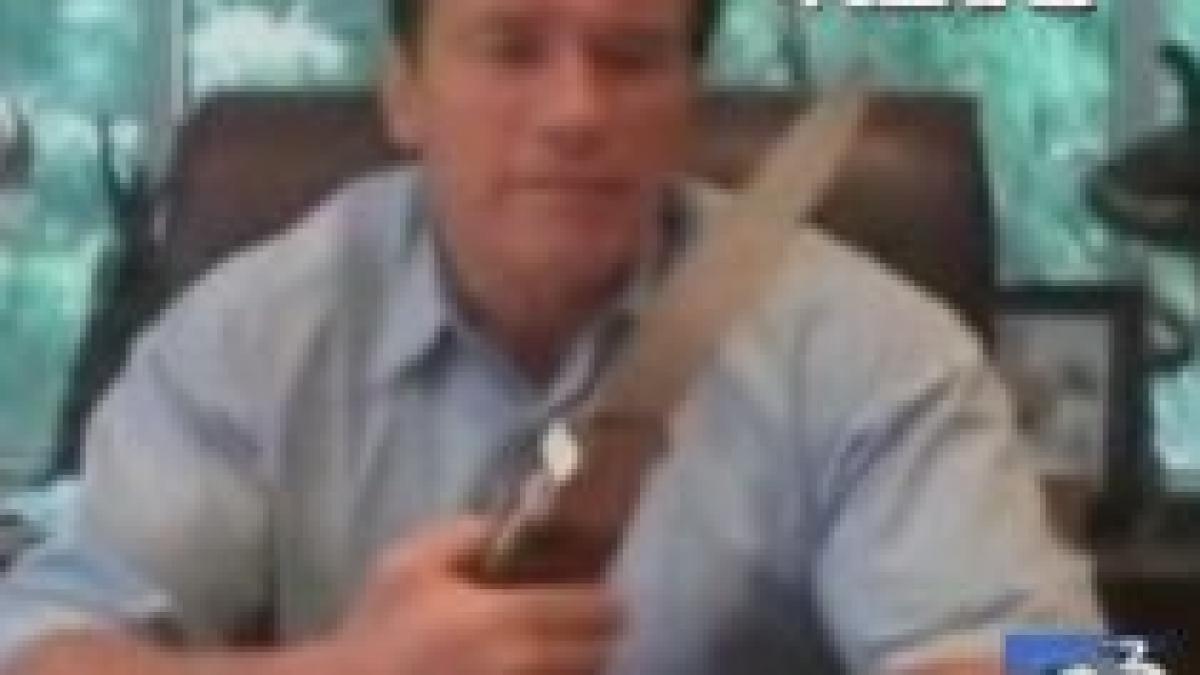 Arnold Schwarzenegger a apărut pe Twitter ţinând în mână un ditamai cuţitul (VIDEO)