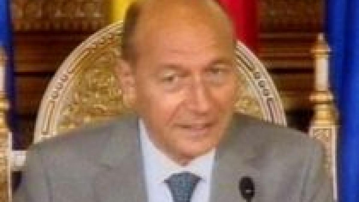 Băsescu îi cere lui Năstase să fie "bărbat politic": "Am convingerea că e curat ca lacrima" (VIDEO)

