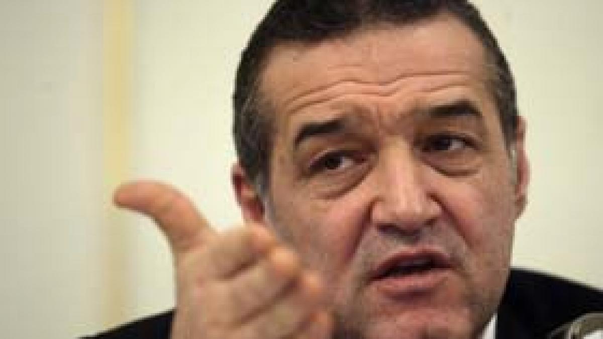 Gigi Becali declară, iar, război huliganilor: Nici cea mai spurcată naţie nu se gândea la un asemenea banner