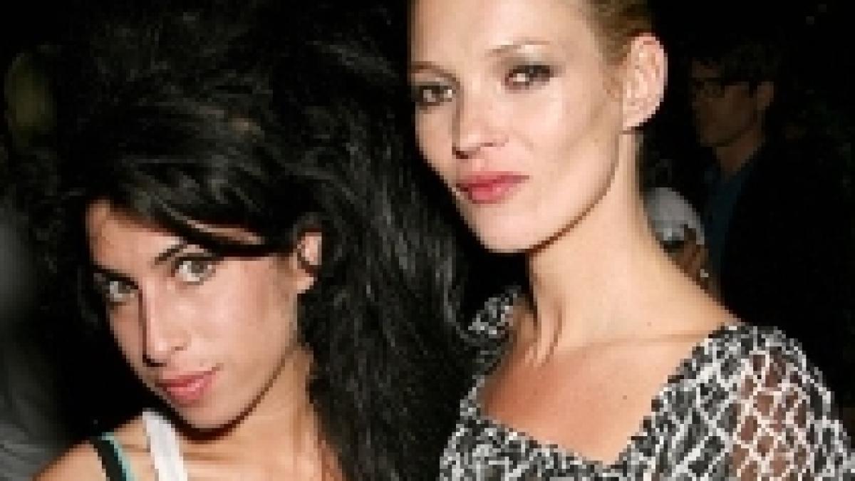 Amy Winehouse a subtilizat două grame de cocaină din poşeta lui Kate Moss