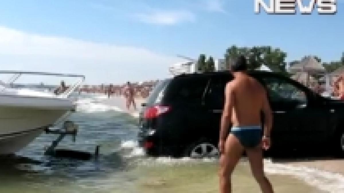 Şmecheri pe litoral: Cu maşina la plajă, pe lângă turişti (VIDEO)