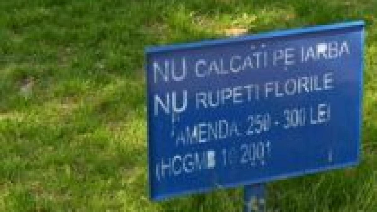 "Nu călcaţi iarba" din parcuri a devenit "călcaţi-o doar pe alocuri"