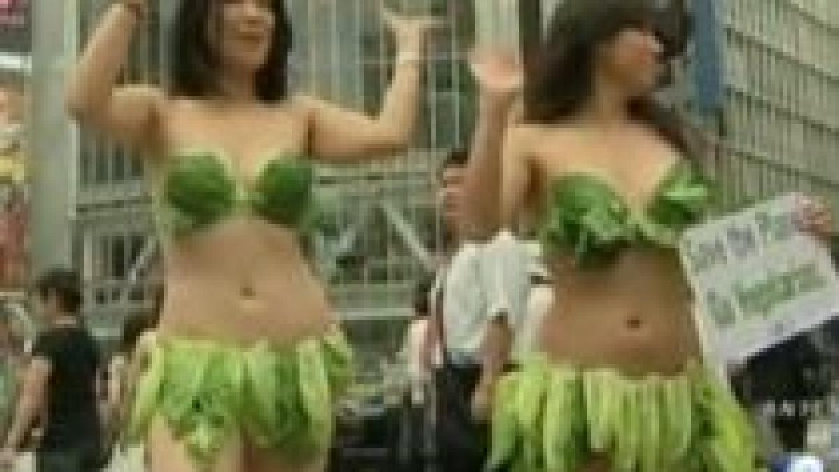 Trei japoneze au protestat în Tokyo, îmbrăcate doar în frunze de salată (VIDEO)

