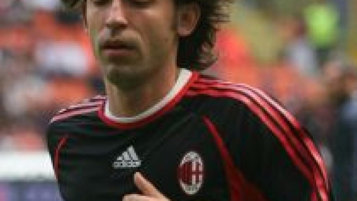 Berlusconi îl opreşte pe Pirlo la AC Milan pentru a-şi încheia cariera în tricoul "rossonero"