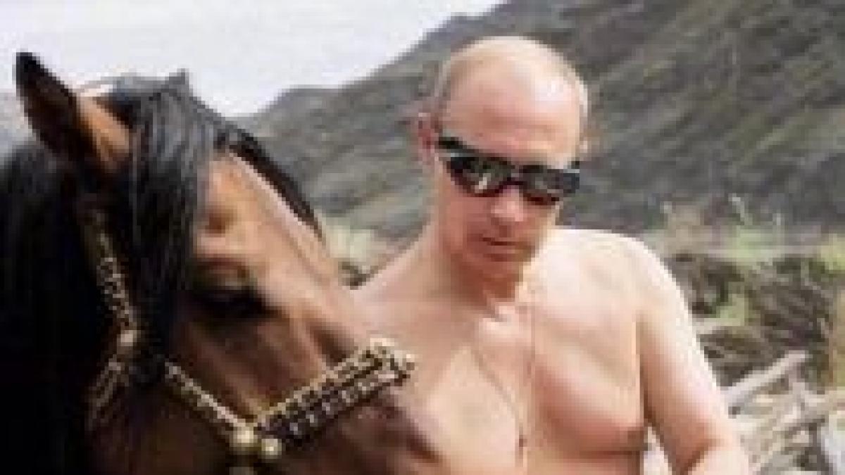 Vladimir Putin, seminud, într-o serie de poze de vacanţă (VIDEO)