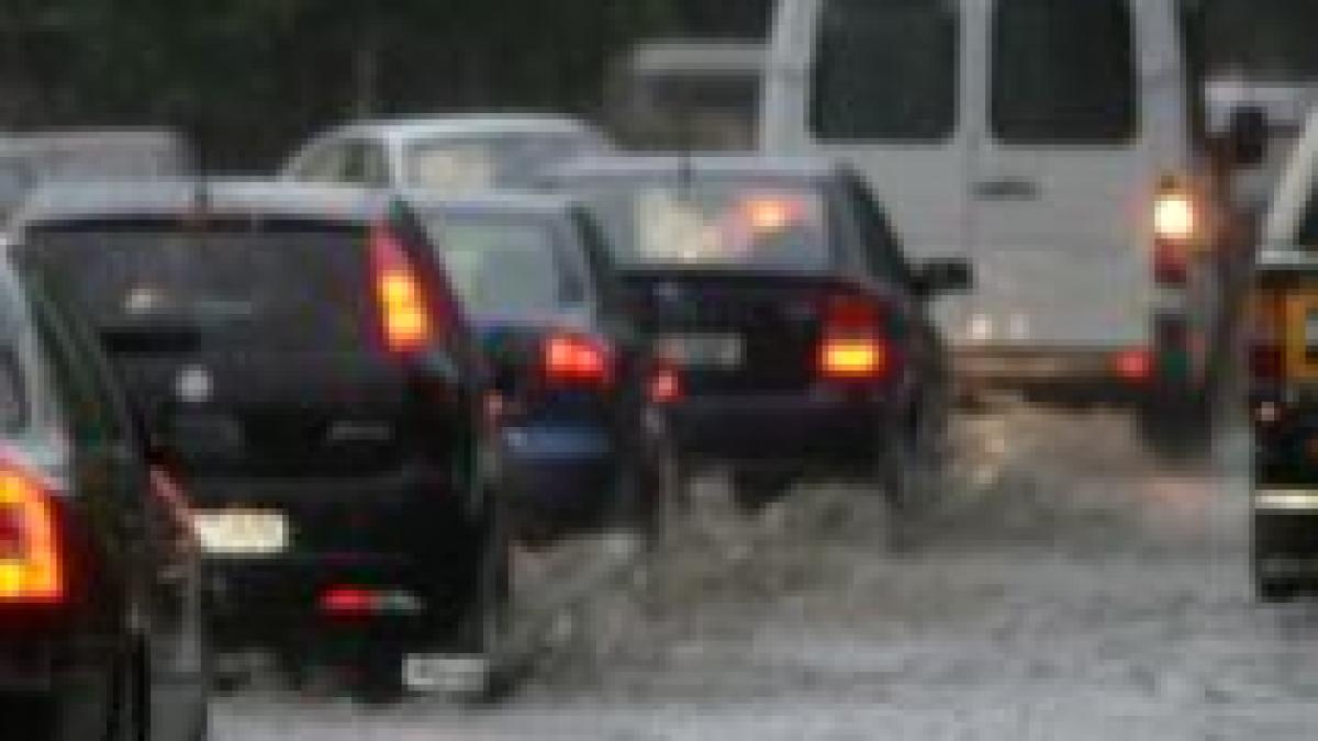 Trafic rutier îngreunat pe DN1, din cauza ploii torenţiale şi a grindinei