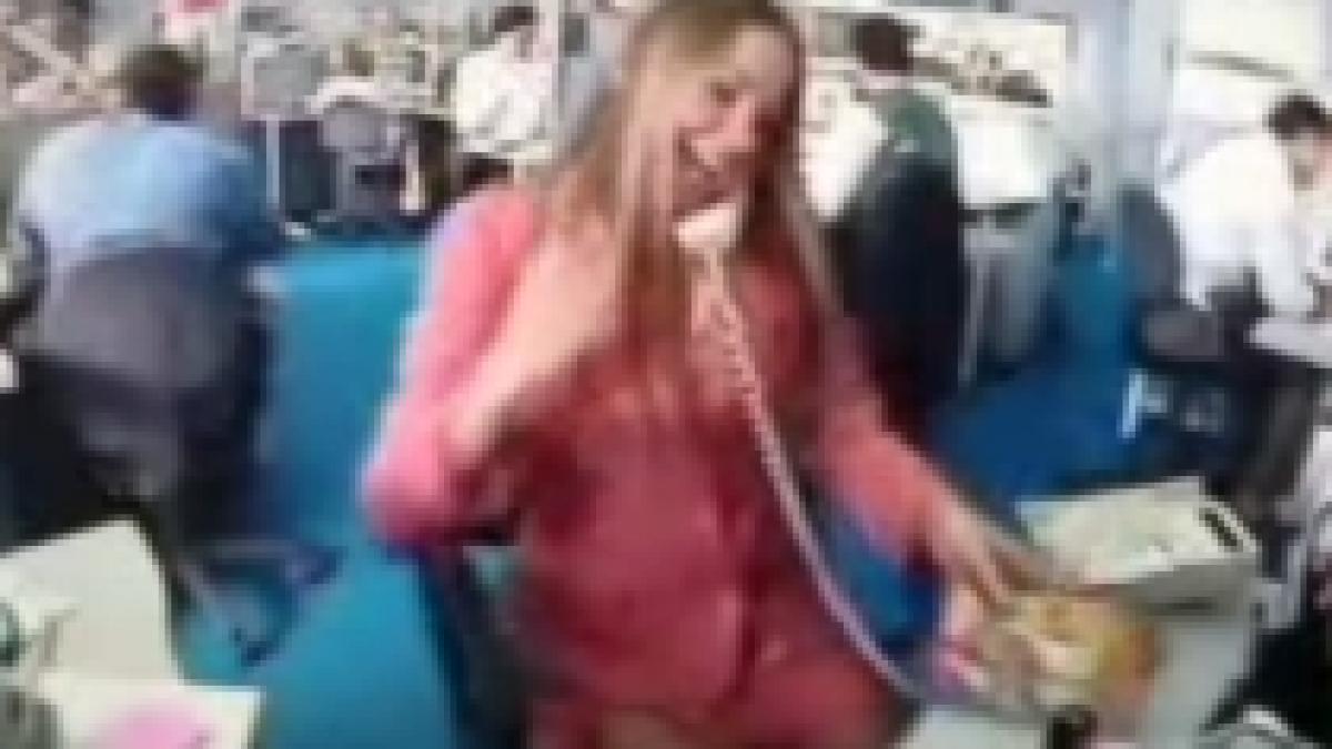 O blondă cu un telefon îşi exasperează colegul de birou (VIDEO)