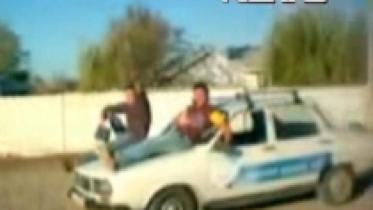 Doi tineri au ieşit la plimbare cu Dacia fără şofer (VIDEO)