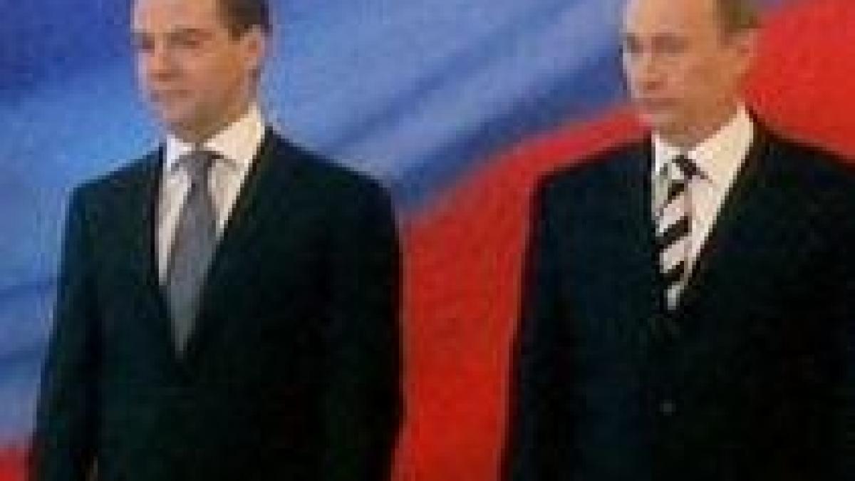 Medvedev şi Putin, mai populari ca niciodată