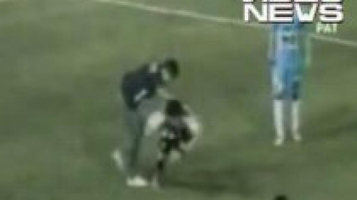 Incidente la un meci din Copa Sudamericana: Un jucător, bruscat de un fan (VIDEO)