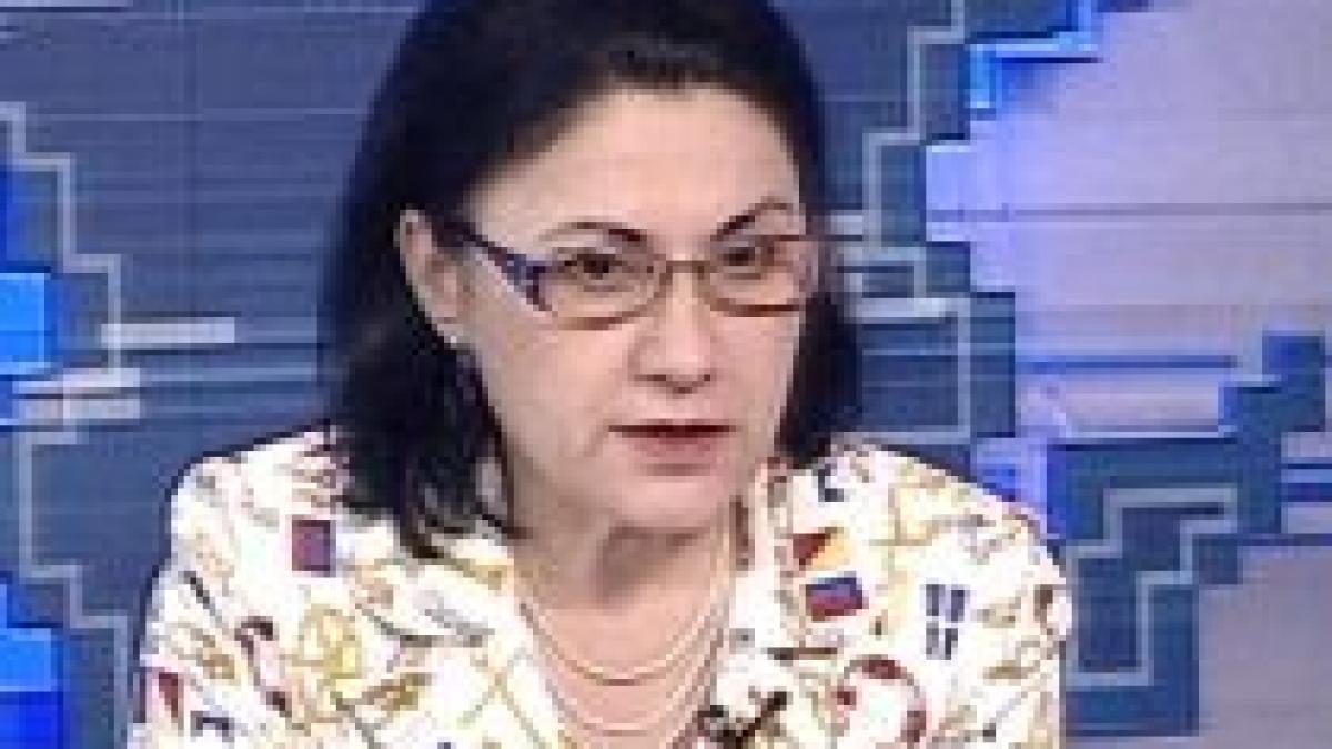 Învăţământul la distanţă de la Spiru Haret, ilegal. Andronescu: "Cine se înscrie, o face pe cont propriu"