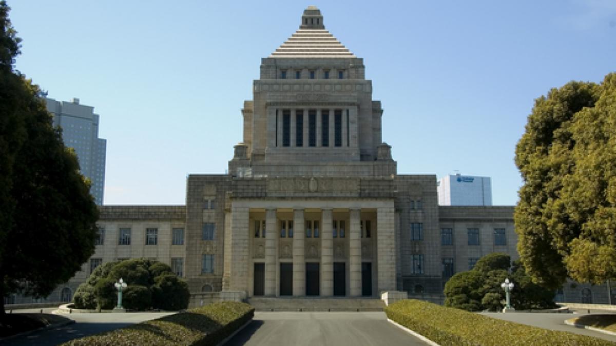 S-a înjunghiat în stomac în faţa Parlamentului din Tokyo
