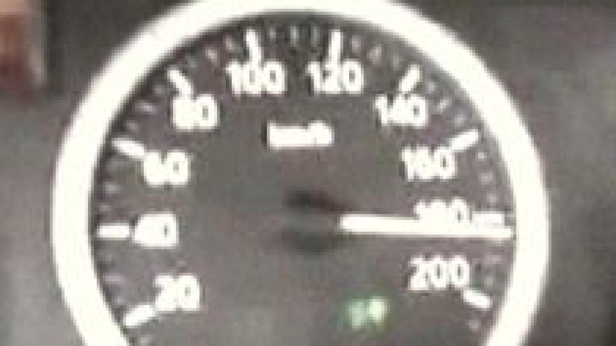 Şofer inconştient, pe străzile din Olt: S-a filmat rulând cu 200 de km/h, în localitate (VIDEO)