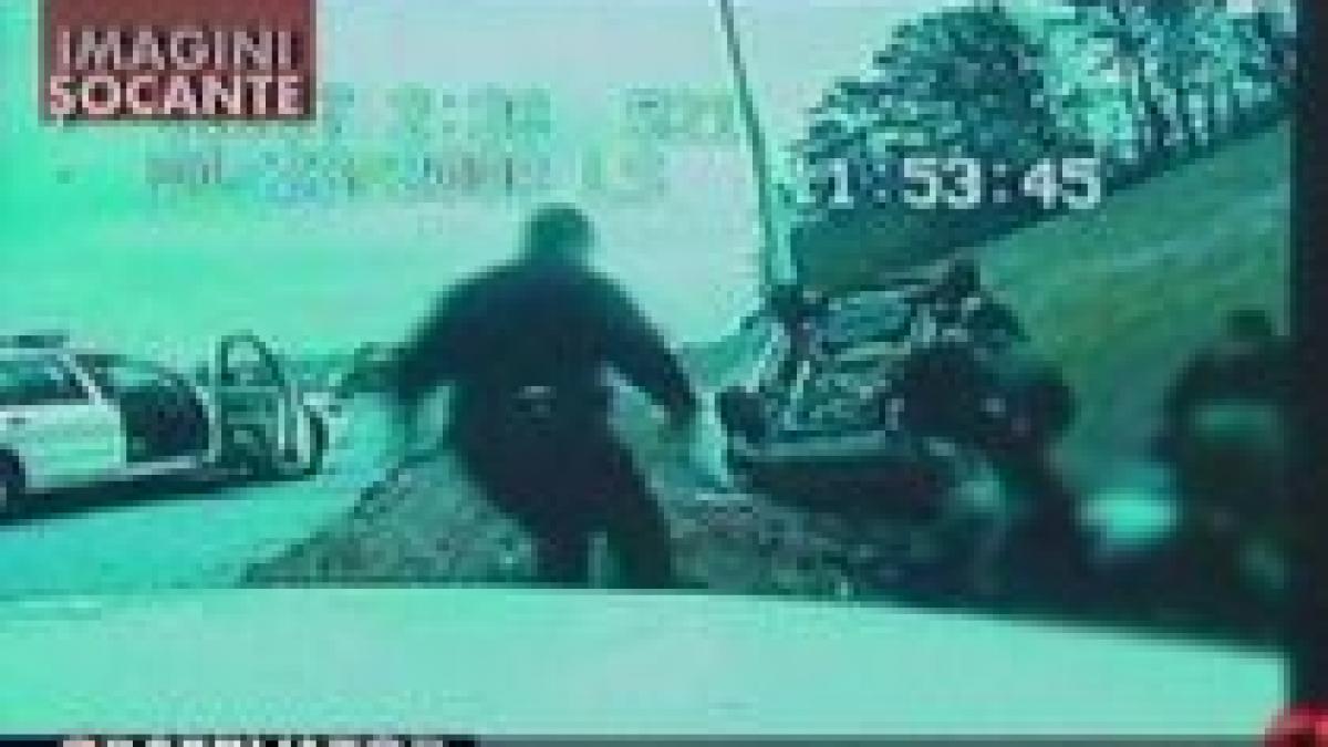 Metode violente. Un filmuleţ cu poliţişti care îl bat pe un american, făcut public (VIDEO)