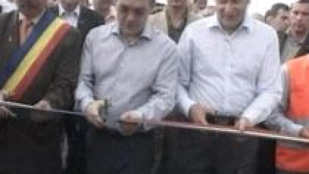 Boc şi Berceanu au inaugurat cinci kilometri de şosea, care, după patru zile, au "expirat" (VIDEO)