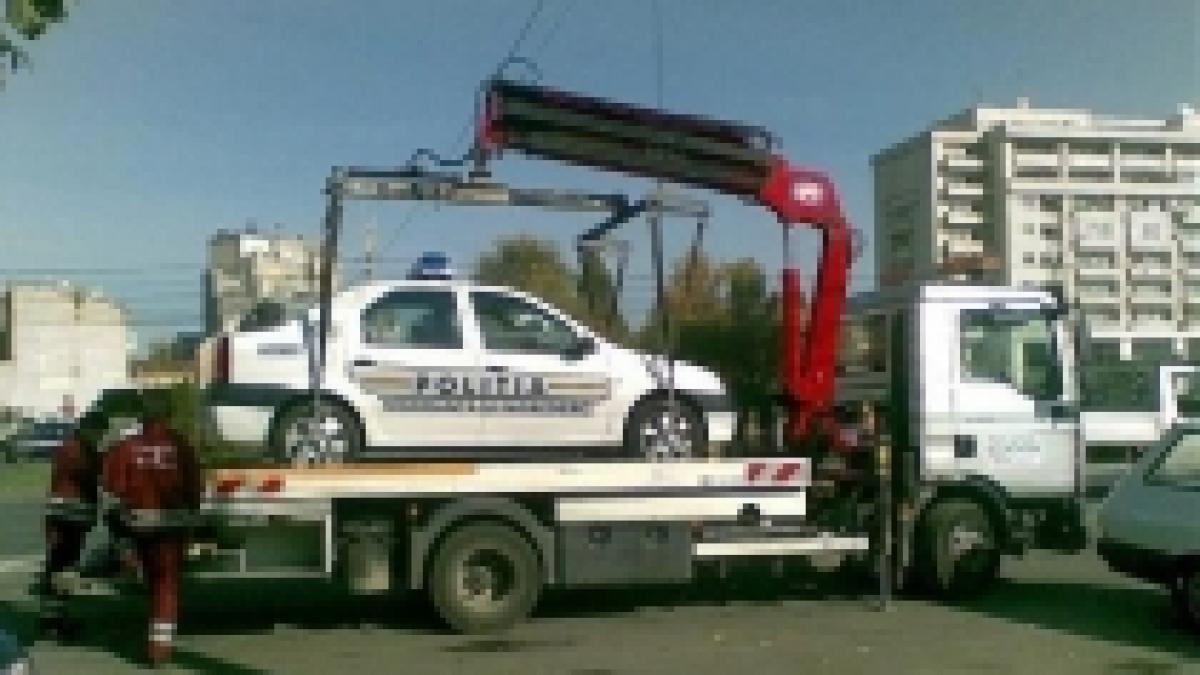 Corectitudine maximă: Maşină de poliţie, ridicată de pe stradă (FOTO)