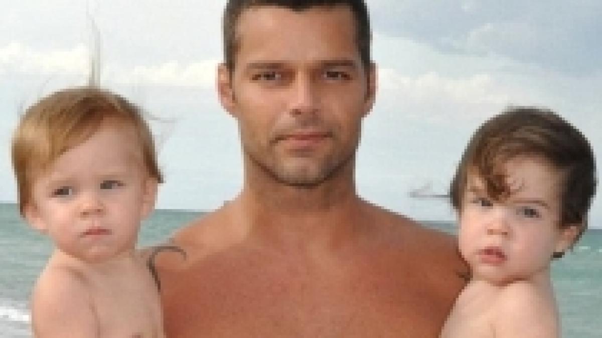 Ricky Martin, un tată mândru. Cei doi gemeni ai artistului, pozaţi pe plajă (FOTO)