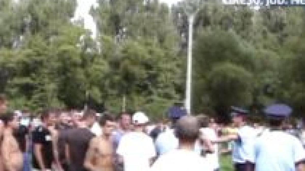 Scandal la o petrecere câmpenească. Patru oameni răniţi, după ce două clanuri s-au înfruntat (VIDEO)