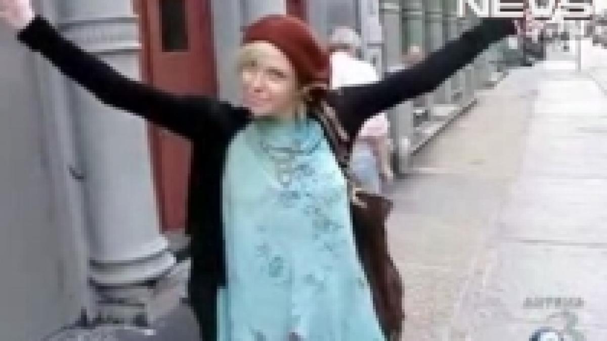 Courtney Love către paparazzi: Vă rog, nu-mi mai fotografiaţi fiica! (VIDEO)