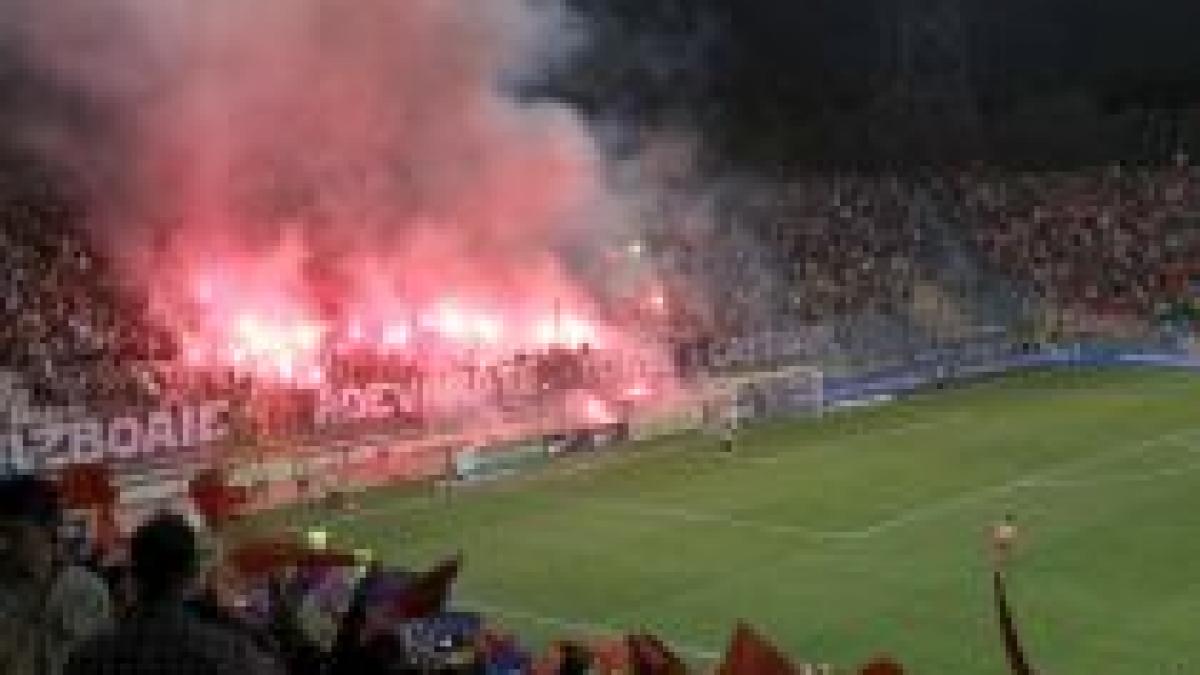 Fără spectatori cu Pandurii şi Gloria: Steaua, sancţionată pentru torţele de la derby-ul cu Dinamo