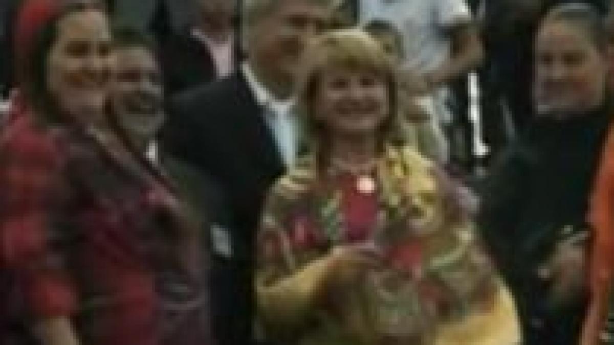 Maria Băsescu, în costum electoral ţigănesc. Traian Băsescu, de la "ţigancă împuţită", la Bercea Mondialu' (VIDEO)