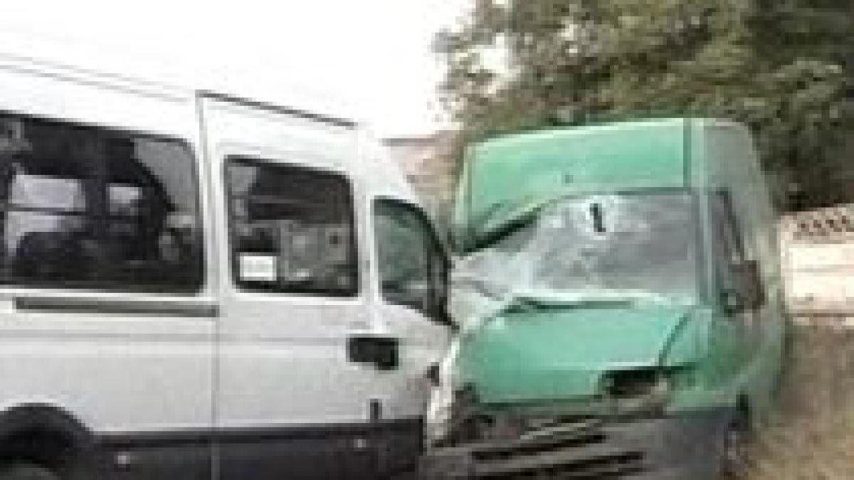 Accident, la ieşirea din Hunedoara: Opt răniţi, după ce o dubiţă s-a ciocnit cu un microbuz
