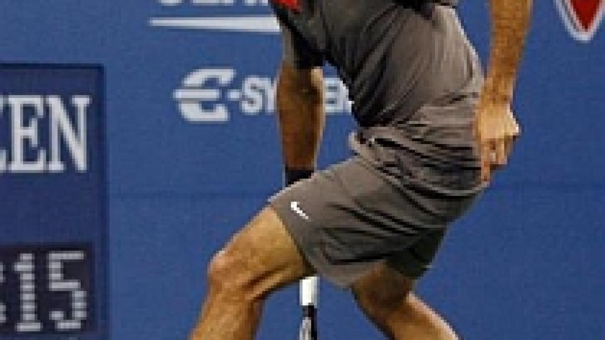 Federer face senzaţie: execuţie ?a la Năstase?, printre picioare, în semifinala US Open (VIDEO)
