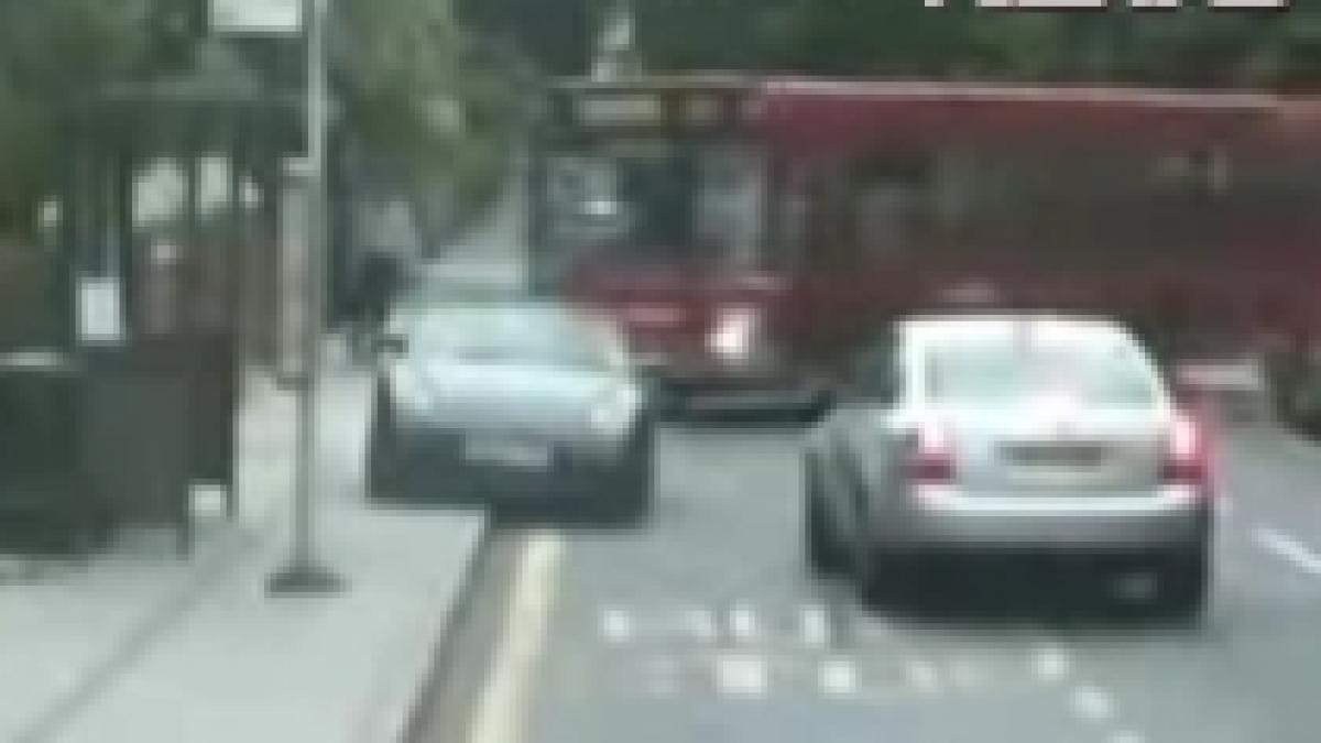 Maşină de lux făcută praf de un autobuz (VIDEO)