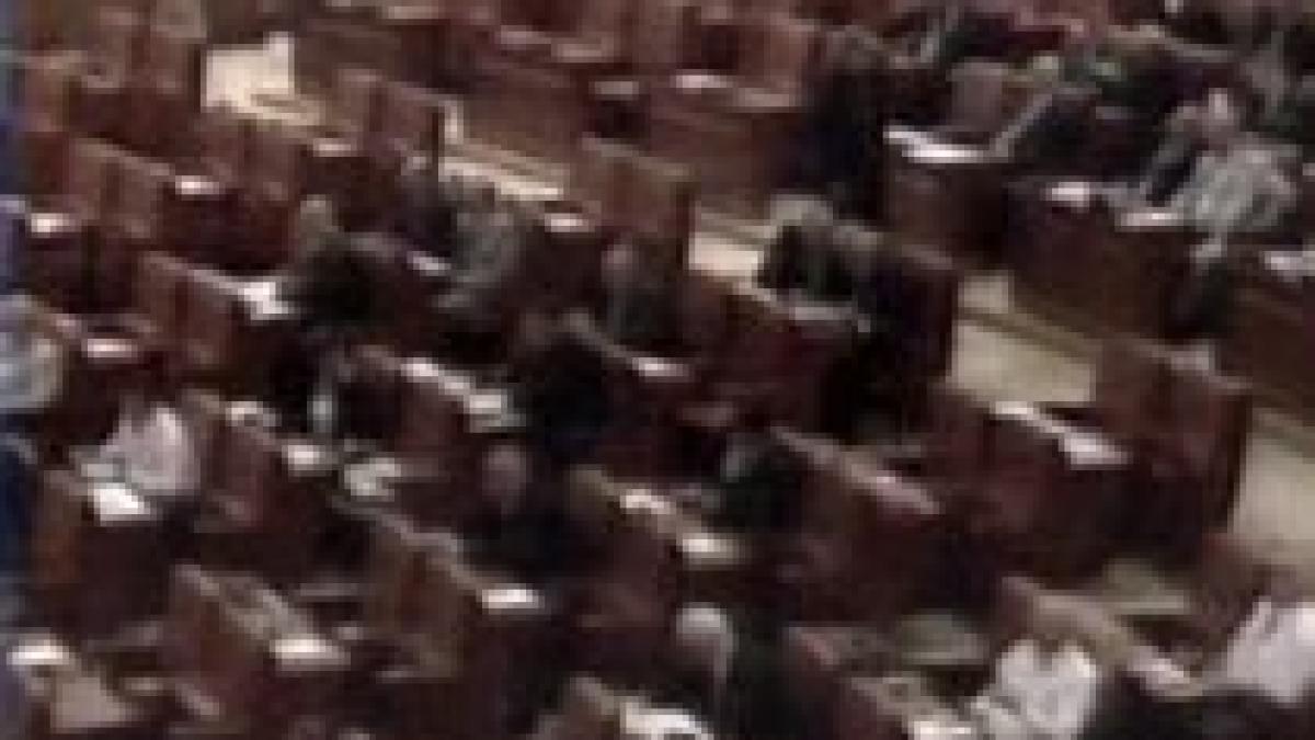 O parte din parlamentarii PSD şi PC au părăsit sala în timpul discursului lui Emil Boc