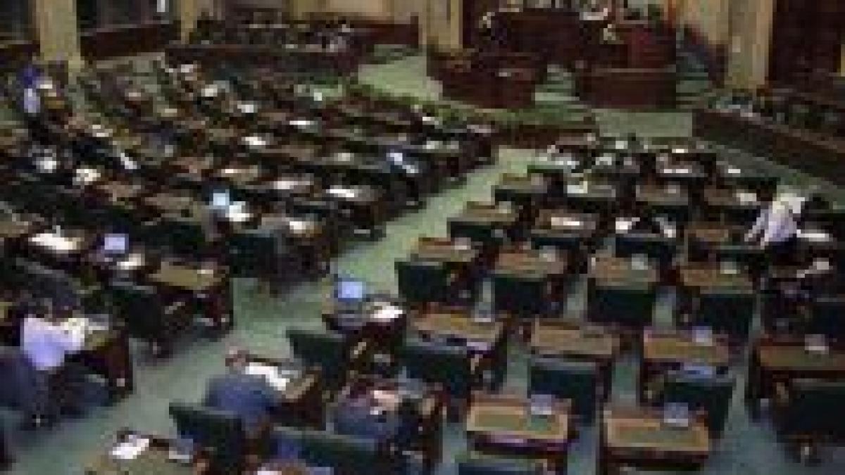 Legea care interzice cumulul pensie-salariu, adoptată tacit la Senat