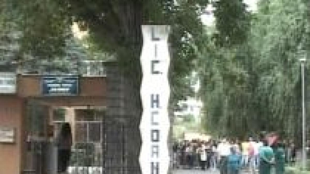 Elevii de la un liceu din Craiova, protest în stradă faţă de demiterea directorului (VIDEO)