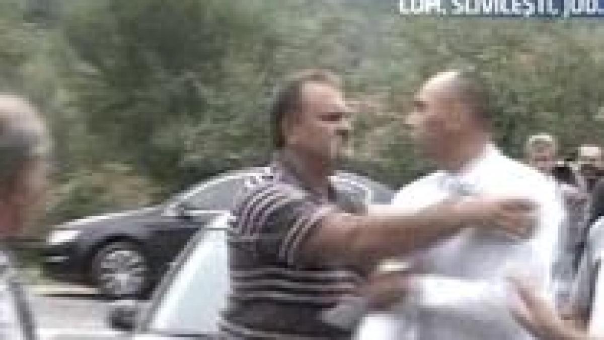 Şedinţă cu pumni: Primarul şi un consilier local dintr-o comună gorjeană s-au luat la bătaie (VIDEO)