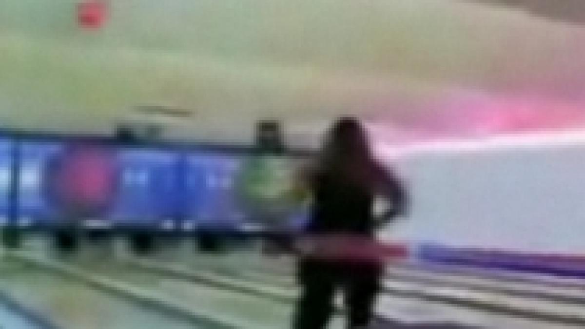 Blonda la sala de jocuri. O femeie a reuşit să găureacă peretele cu bila de bowling (VIDEO)