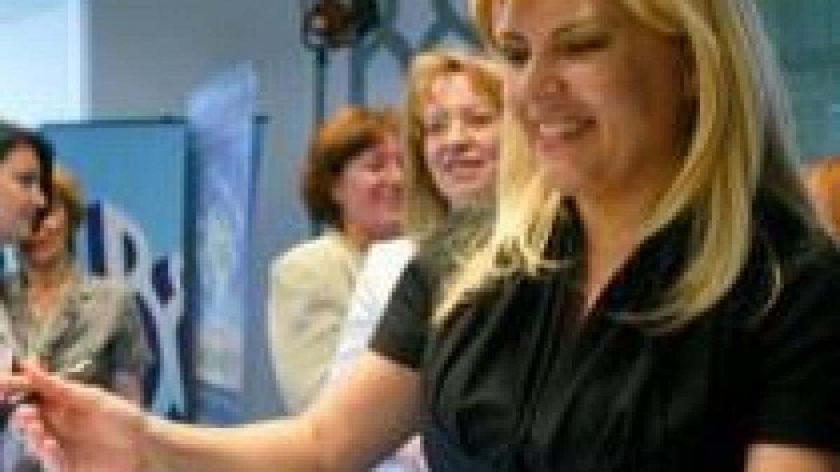 Elena Udrea, premiată la un târg de turism pentru imaginea de "femeie încăpăţânată şi afurisită"