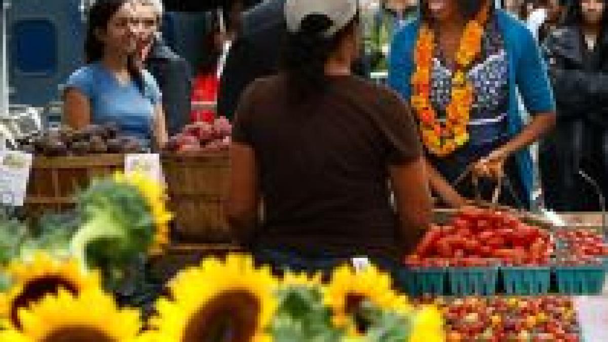 Michelle Obama, la cumpărături într-o piaţă cu produse naturale 