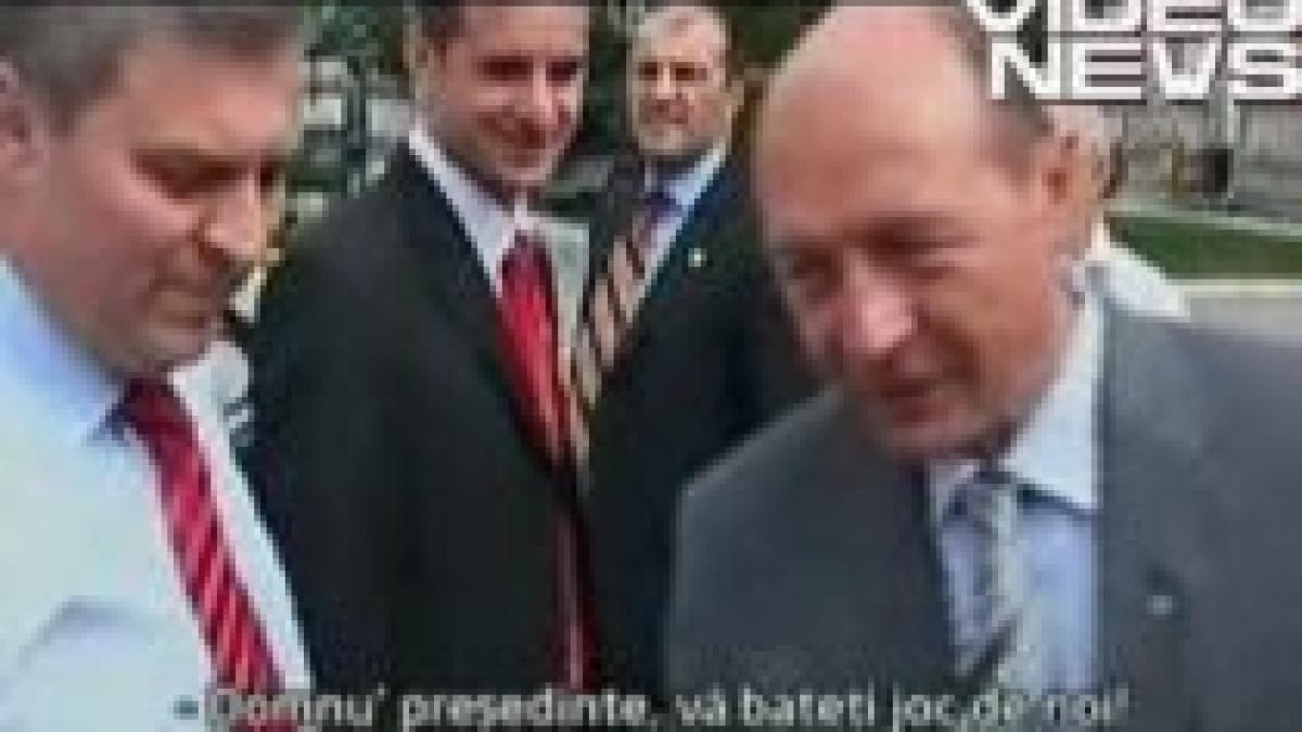 Traian Băsescu, apostrofat de alegători: "Să trăiţi la fel de bine ca profesorii!" (VIDEO)