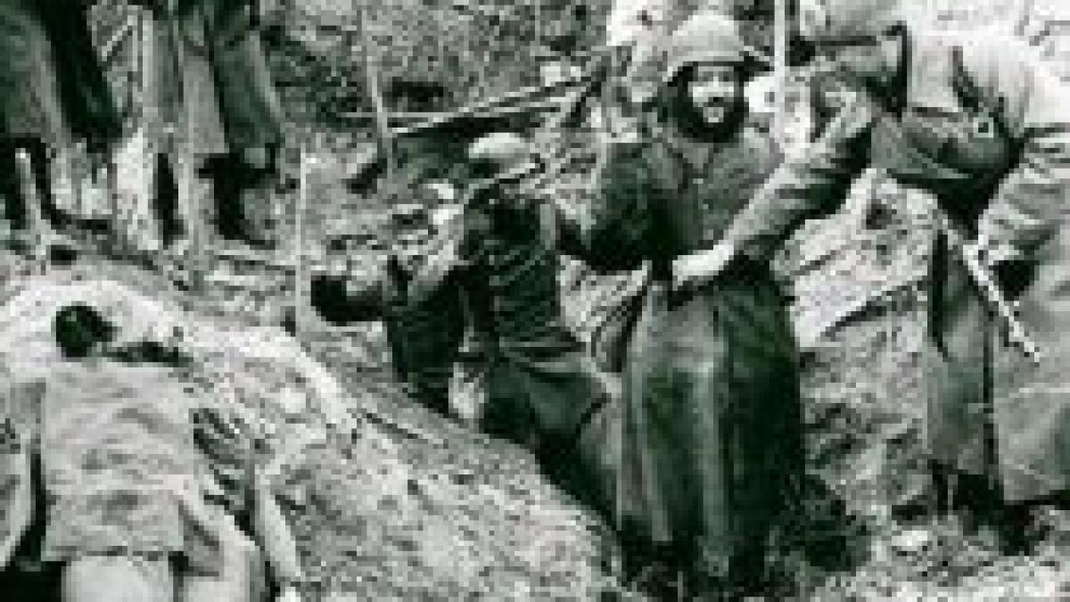 Tinerii ucraineni au comemorat 70 de ani de la invazia sovietică deghizaţi în soldaţi ruşi