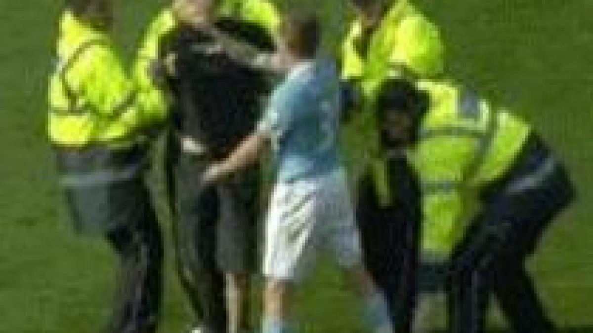 Bellamy i-a tras un pumn unui fan după United - City şi este anchetat de poliţie (VIDEO)