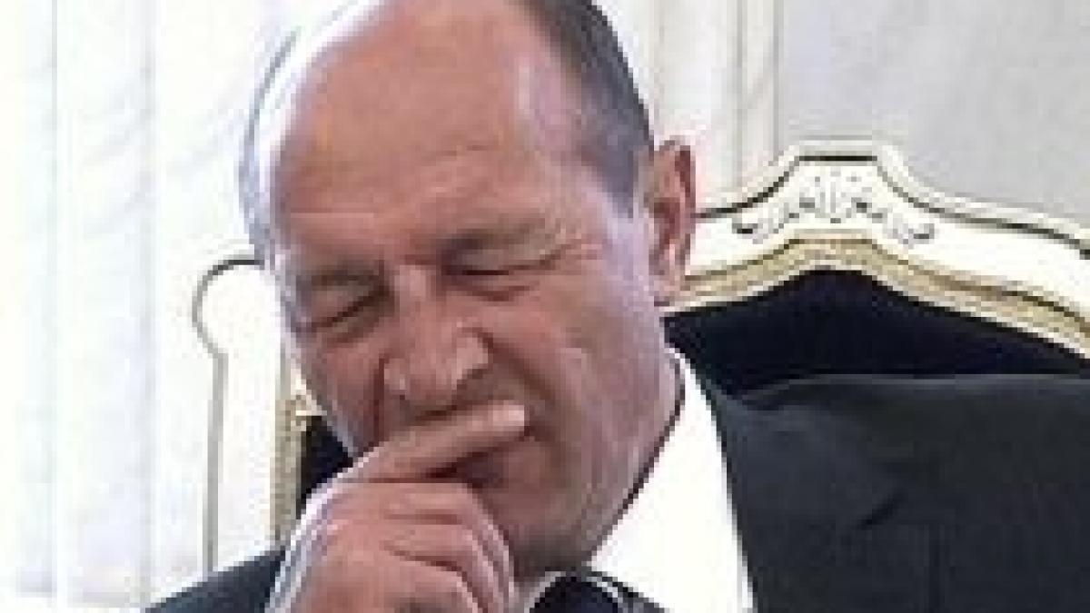 Traian Băsescu, surprins "moţăind" la prezentarea unui raport (VIDEO)