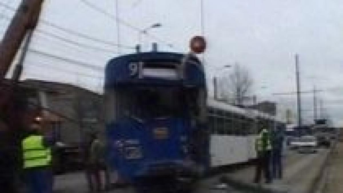 Un tramvai a deraiat şi a intrat într-un stâlp, la Timişoara. Unul dintre călători, în stare gravă

