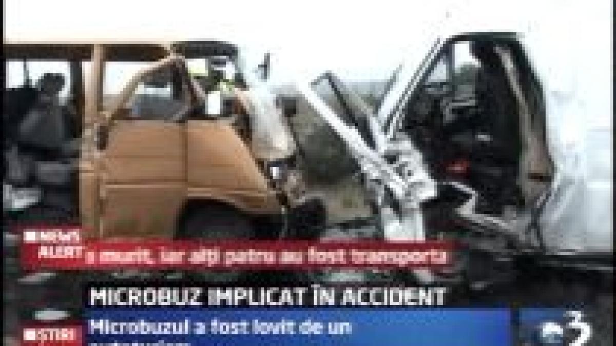 Microbuz lovit frontal de un autoturism, la Orăştie. O persoană a murit şi patru sunt rănite