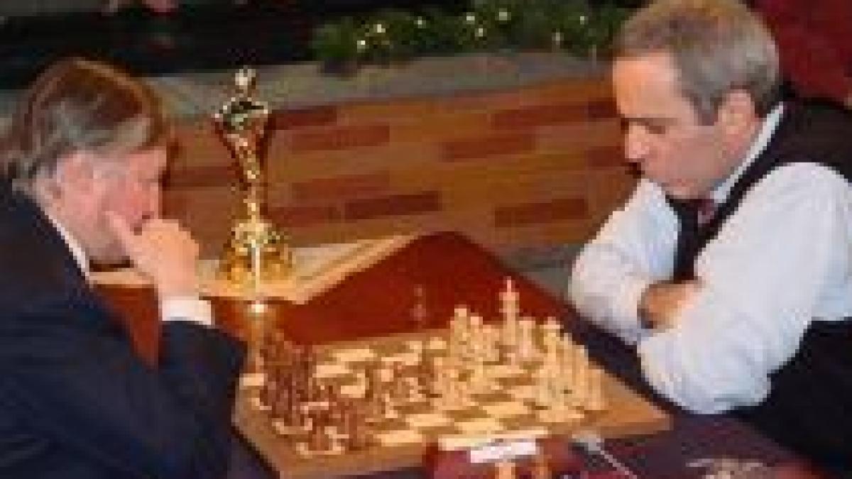 Un nou duel Kasparov - Karpov, la 25 de ani de la prima confruntare a campionilor la şah