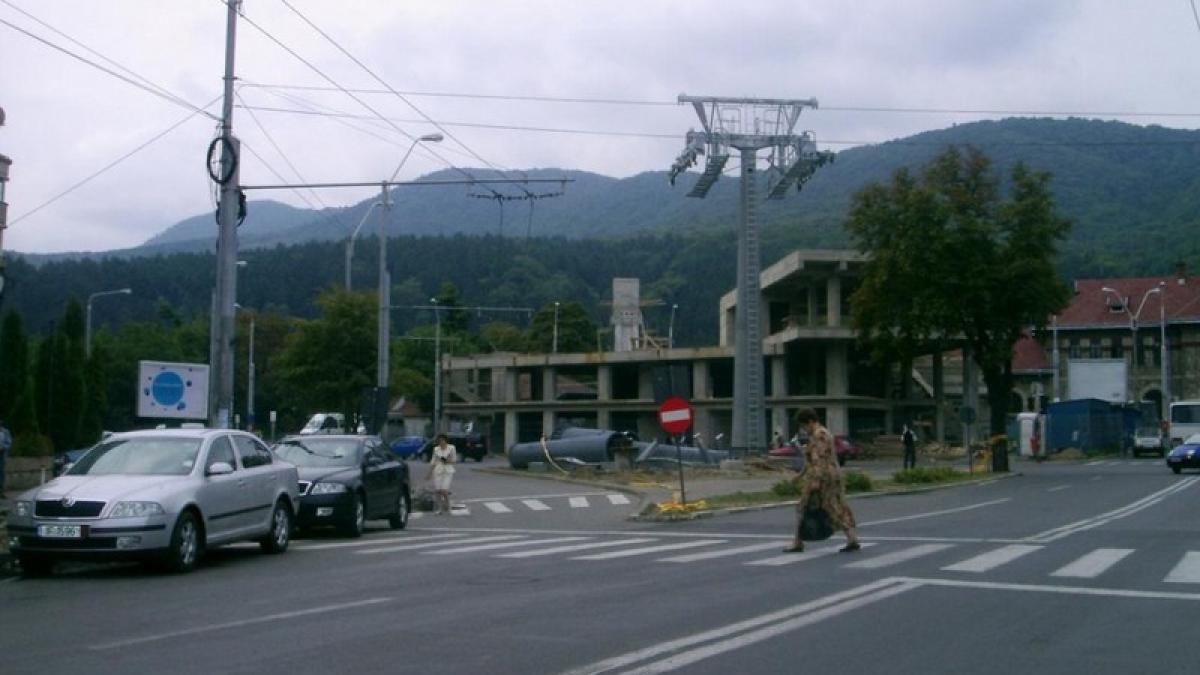 Cluj. Un TIR a dărâmat cinci stâlpi electrici, avariind şi un automobil de lux