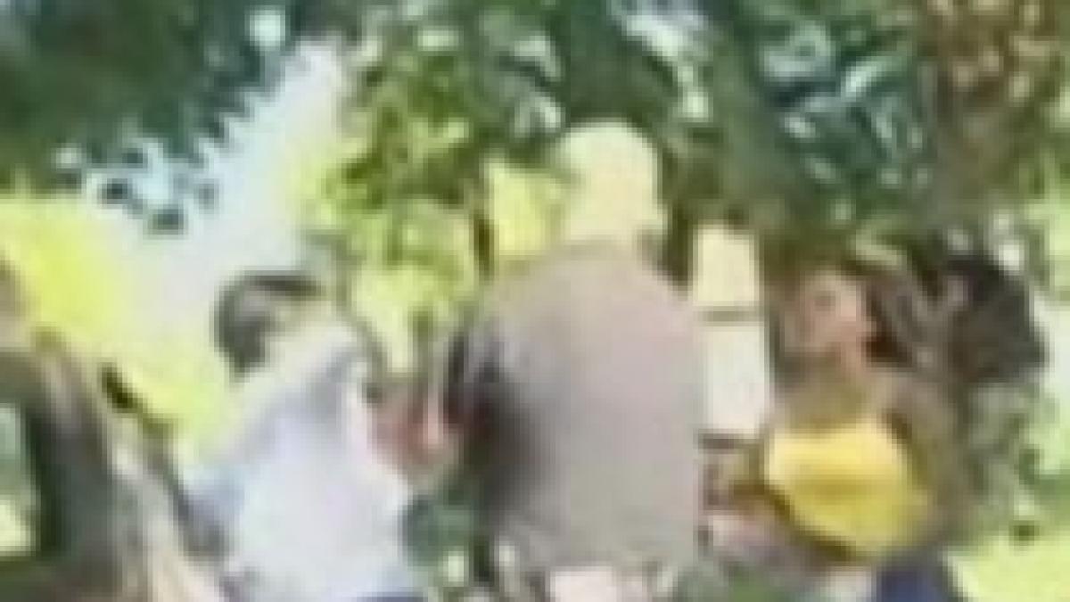 Poliţist american, bătut de femeia pe care o arestase (VIDEO)