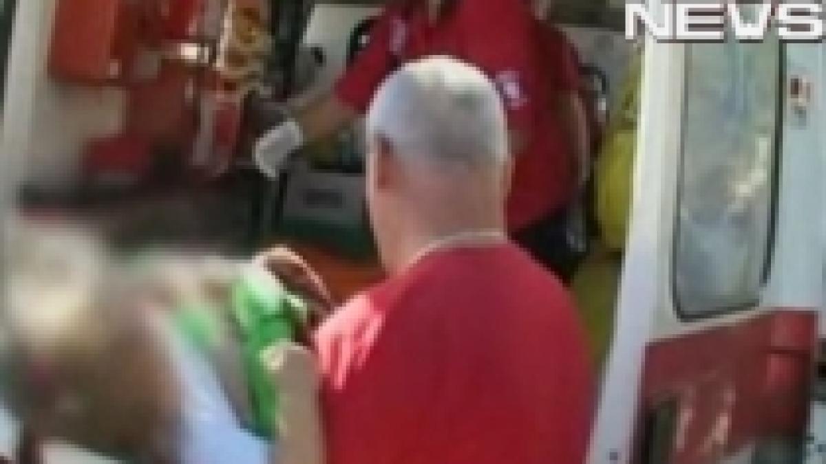 O fetiţă de un an şi şapte luni a scăpat cu viaţă, după ce a căzut de la etajul doi (VIDEO)