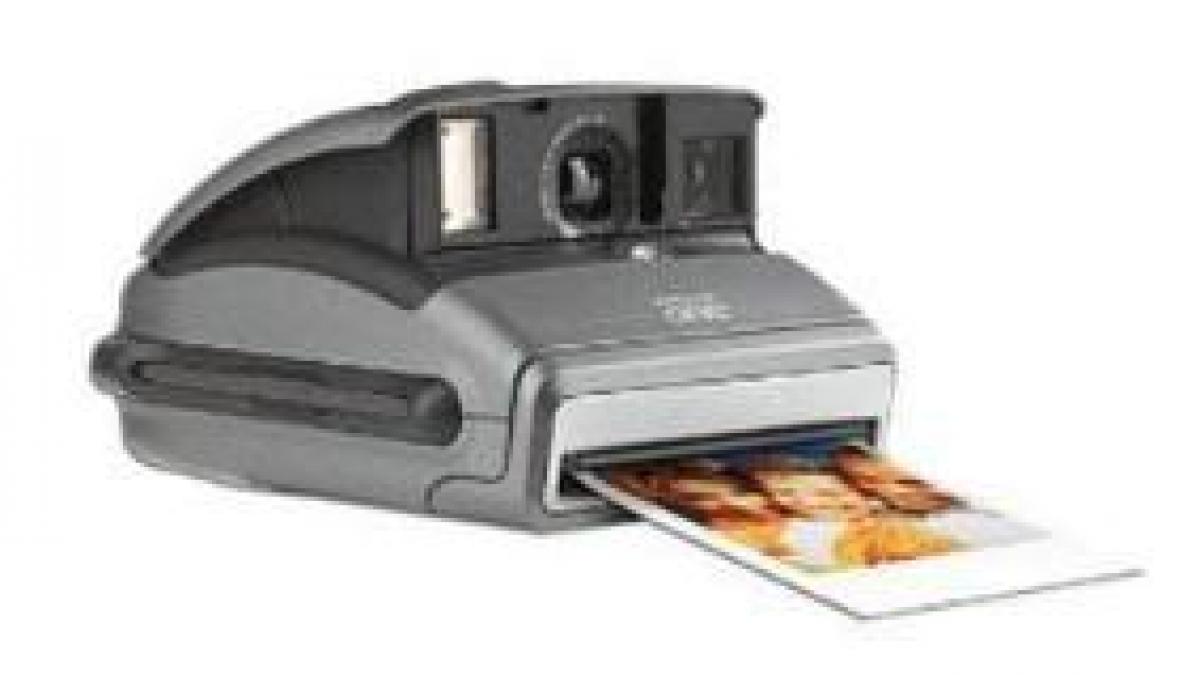 Polaroid va învia camera clasică ce furnizează fotografii instant