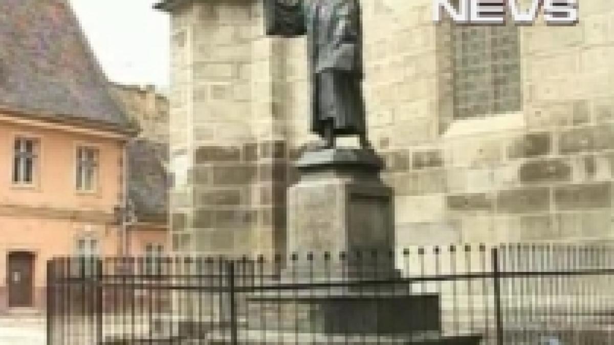 O placă de bronz de pe statuia aflată în curtea Bisericii Negre din Braşov a fost furată (FOTO)