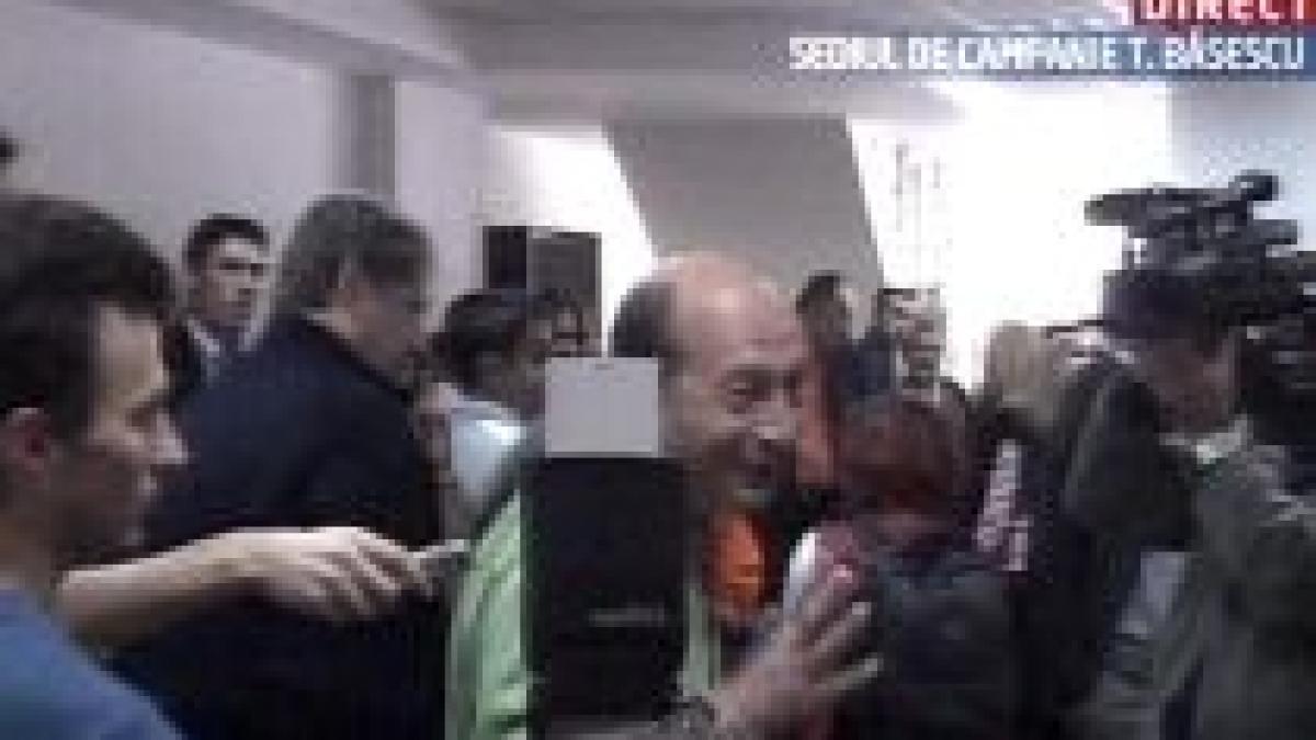 Băsescu către Udrea: <i>"Ce faci, nu te mai bagi la Guverne?"</i> Udrea: <i>"E un Guvern mic!"</i>