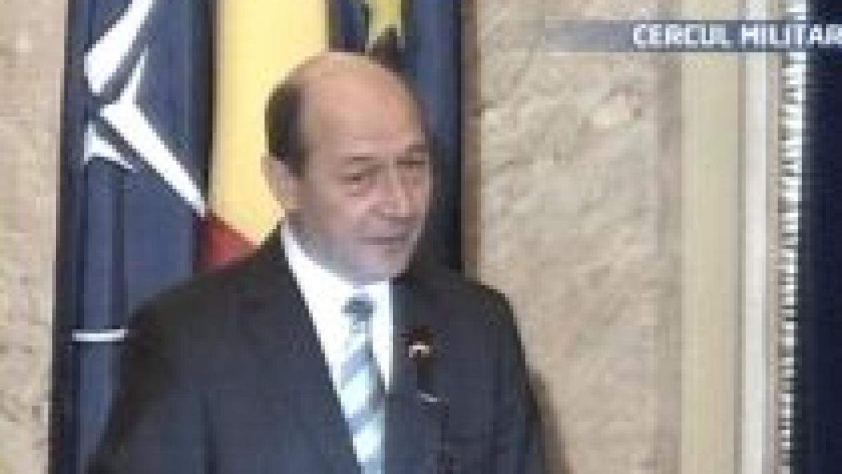 Băsescu: Tata şi-a văzut visul cu ochii când am fost avansat la gradul de colonel (VIDEO)